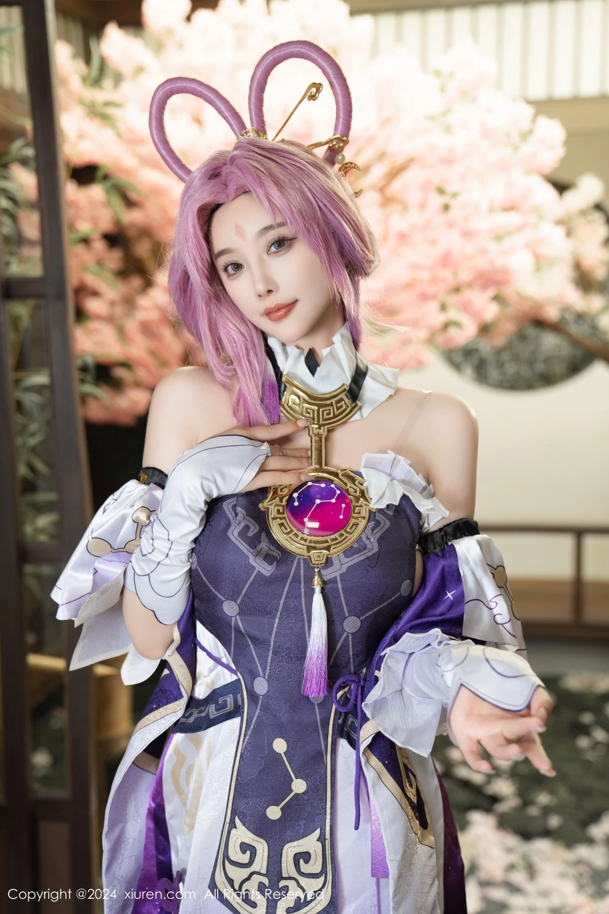 女神杨晨晨Yome性感紫色Cosplay服饰配白丝袜秀丰满身材诱惑写真79P-第1章-图片1