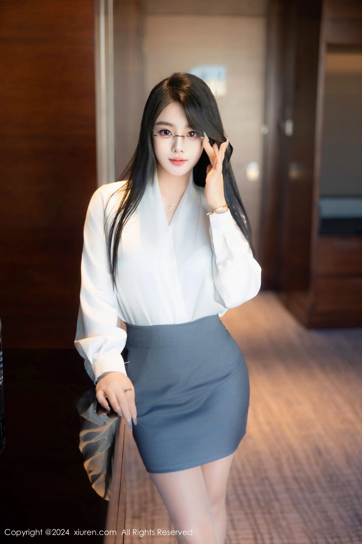 新人模特麦田性感白色OL服饰露蓝色内衣配超薄肉丝撩人诱惑写真83P-第1章-图片1