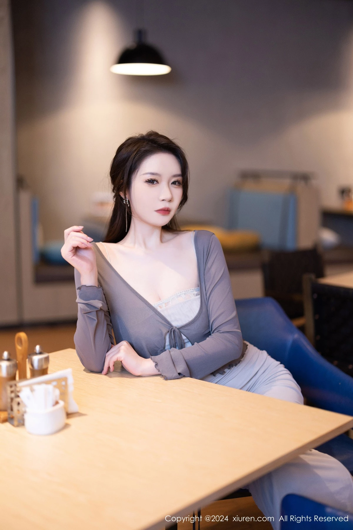 模特梦心玥性感灰色吊带裙配超薄无内黑丝秀曼妙身姿诱惑写真100P-第1章-图片3