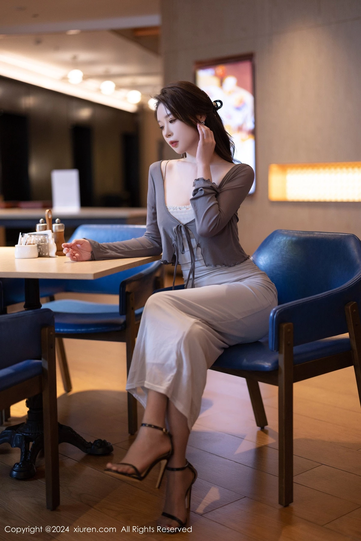 模特梦心玥性感灰色吊带裙配超薄无内黑丝秀曼妙身姿诱惑写真100P-第1章-图片2