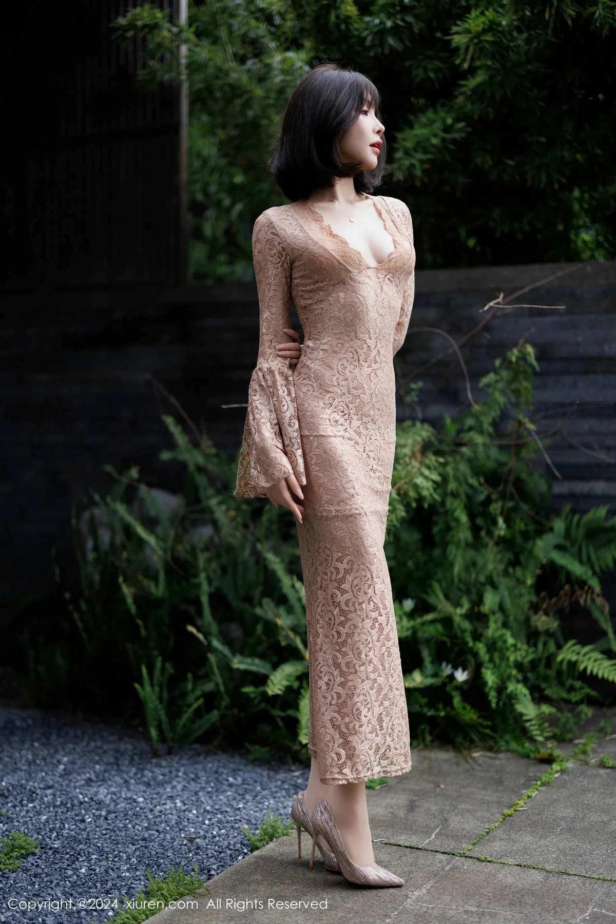 女神徐莉芝Booty性感浅色连衣裙配超薄肉丝秀曼妙身姿诱惑写真91P-第1章-图片3