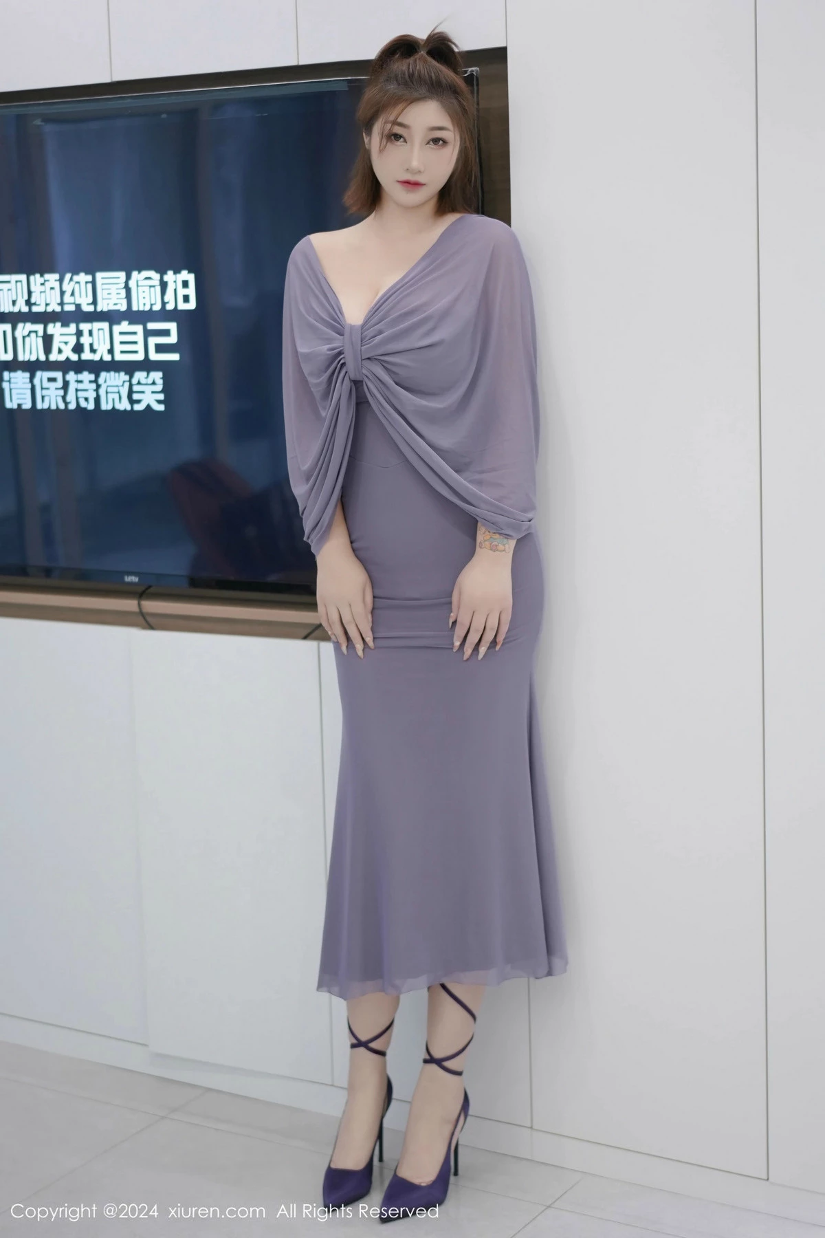 女神妲己_Toxic性感灰色连衣裙露白色珍珠内衣秀丰腴身材诱惑写真70P-第1章-图片1