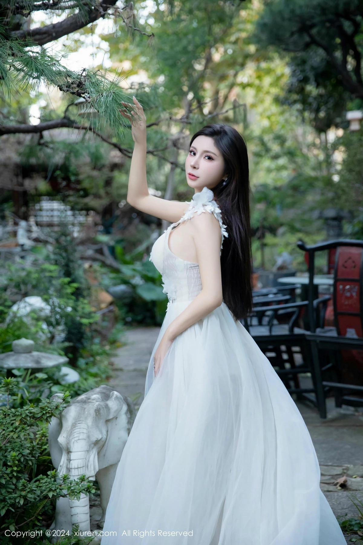 模特小蛮妖Yummy性感白纱连衣裙配白丝袜秀完美身材诱惑写真75P-第1章-图片2