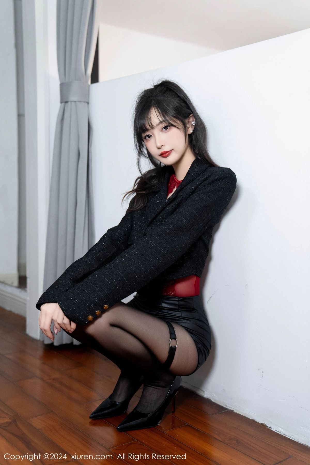 模特林星阑性感红色蕾丝连体衣配黑丝吊袜秀曼妙身姿诱惑写真90P-第1章-图片1