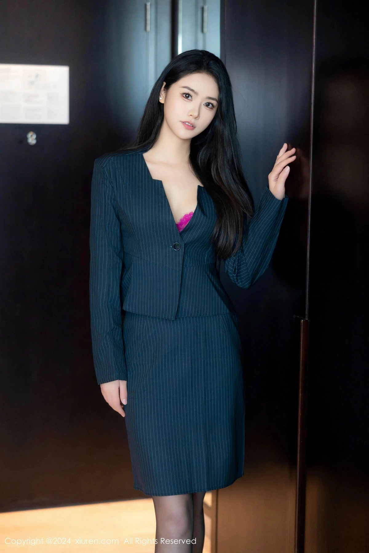 模特方子萱黑色OL服饰露红色内衣配黑丝吊袜秀凹凸身材诱惑写真85P-第1章-图片1