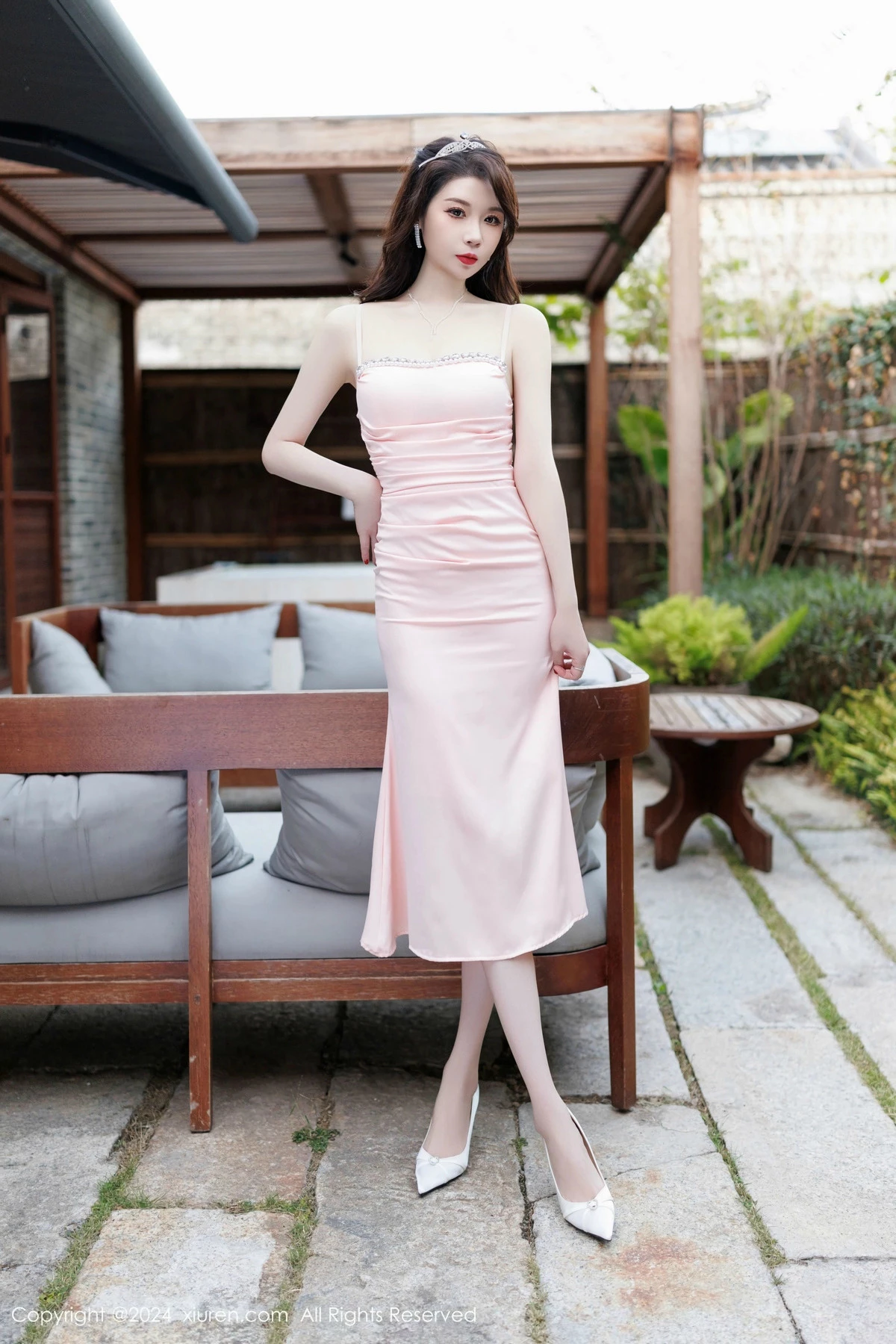 模特梦心玥粉色连衣长裙露红色内衣配白丝袜秀高挑身材诱惑写真91P-第1章-图片1