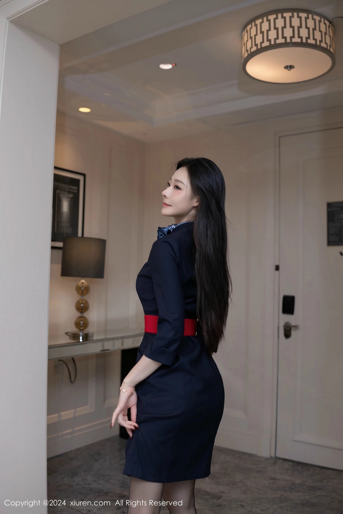 模特小逗逗深色制服露紫色内衣配开档黑丝秀曼妙身姿诱惑写真80P-第1章-图片1