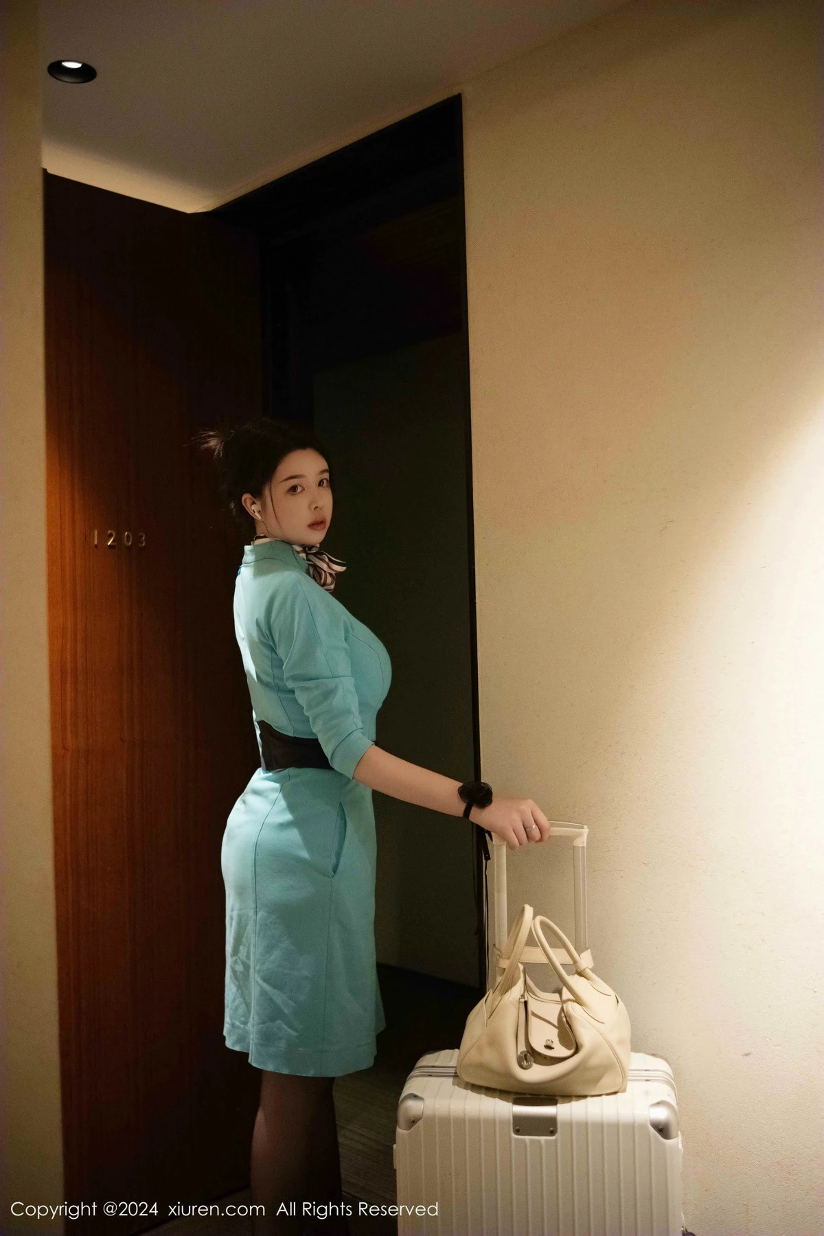 模特樱桃小犊子蓝色空姐制服露黑色内衣配黑丝吊袜极致魅惑写真41P-第1章-图片2