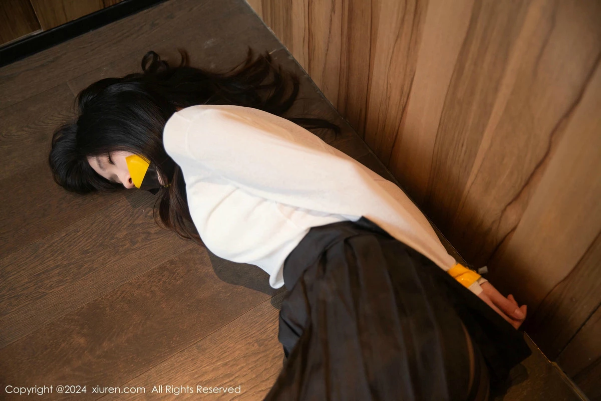 模特刘婷婷性感白色上衣配黑短裙露超薄黑丝秀曼妙身姿迷人写真80P-第1章-图片1