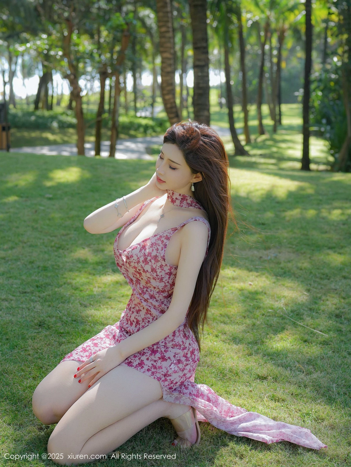 女神Carol周妍希性感粉色碎花长裙配超薄肉丝秀完美身材诱惑写真75P-第1章-图片2