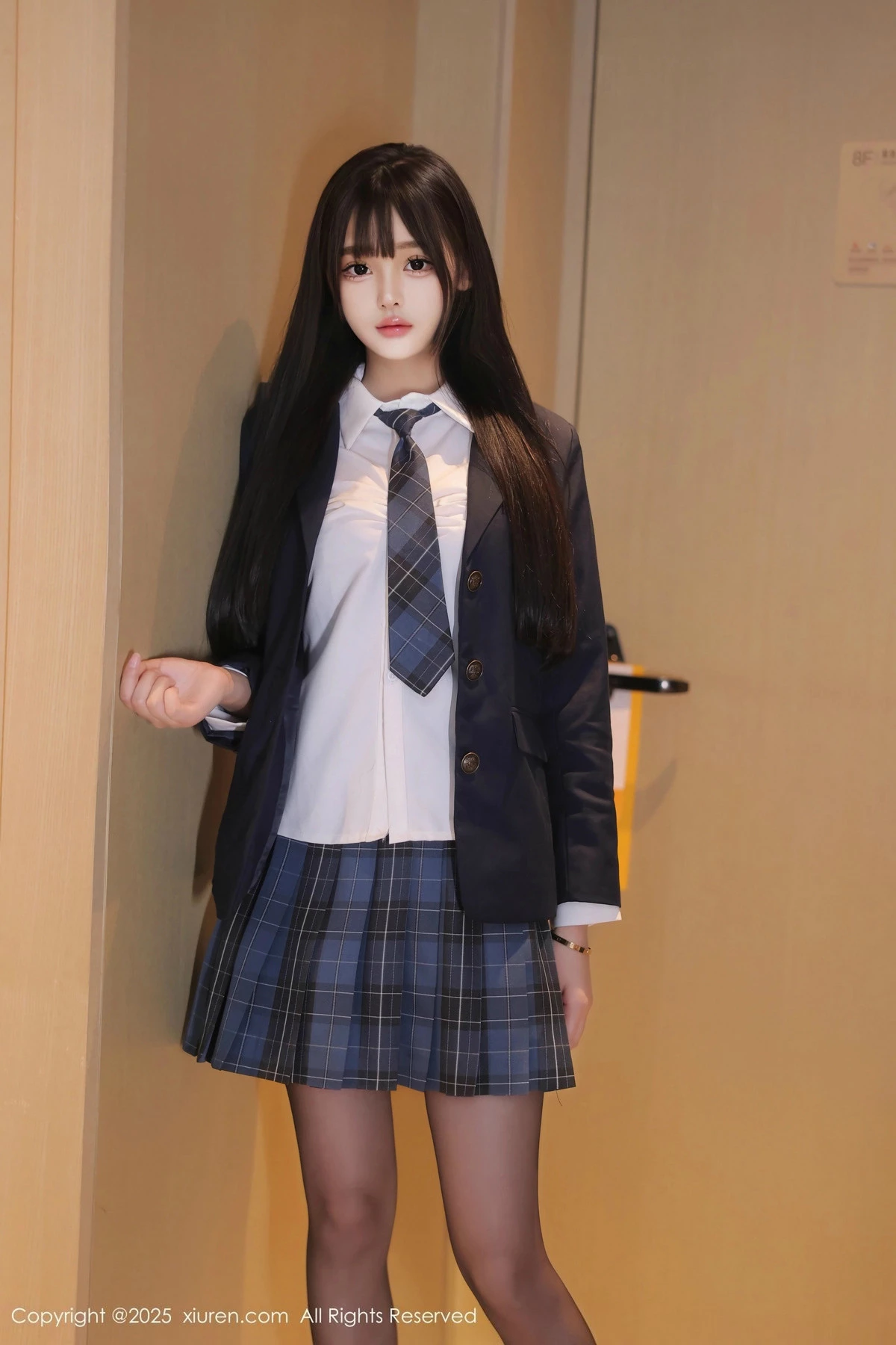 模特余安安性感JK制服露黑色蕾丝内衣配黑丝袜秀凹凸身材诱惑写真85P-第1章-图片1