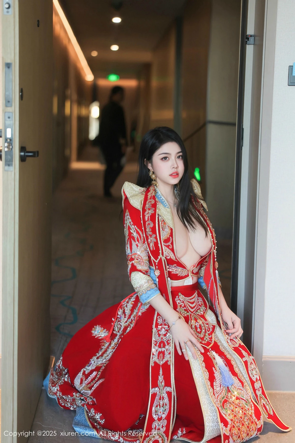 模特林若凡F性感红色新娘装配黑丝吊袜半脱秀丰腴身材诱惑写真76P-第1章-图片2