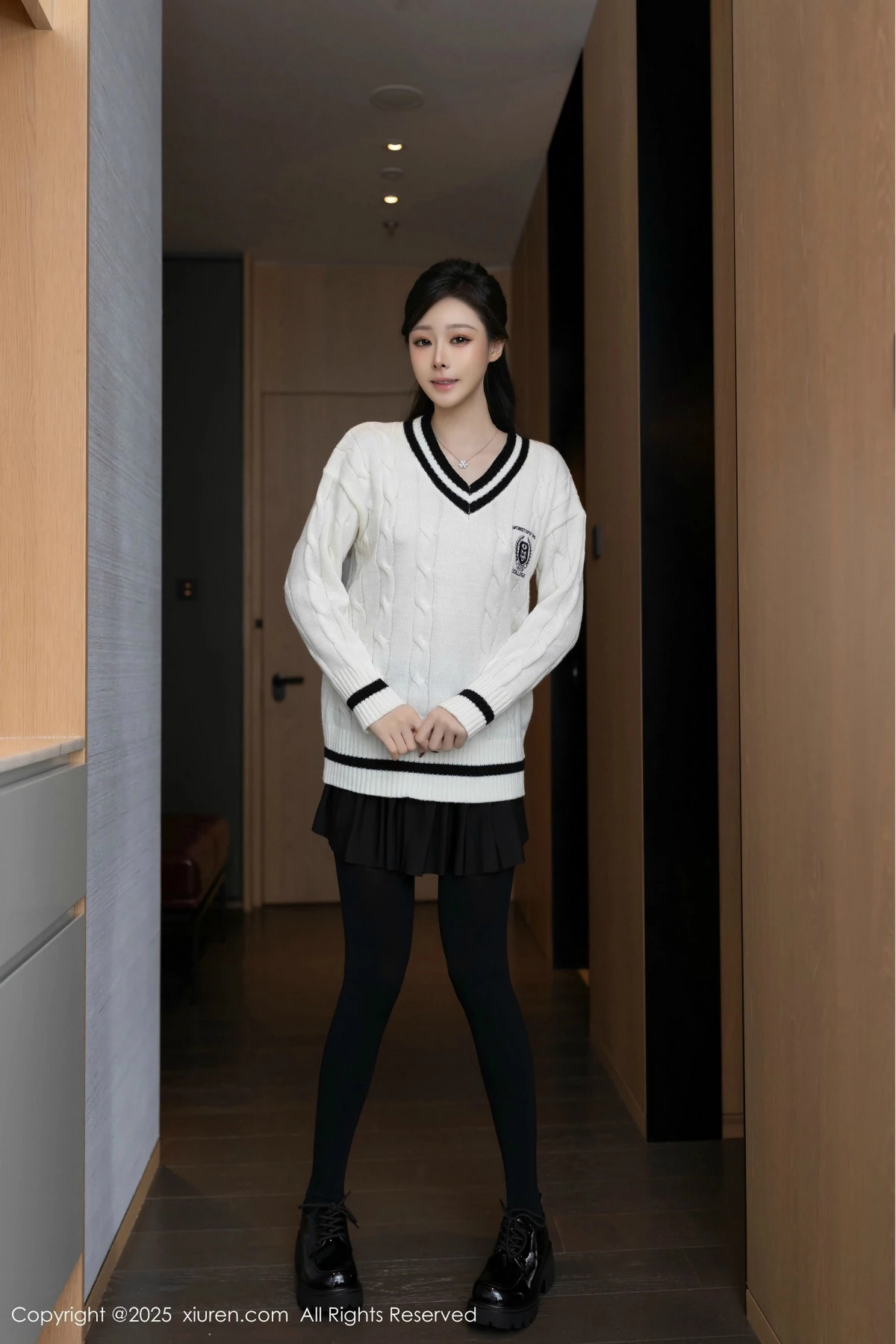 模特小逗逗性感白上衣配黑色短裙露超薄黑丝秀曼妙身姿诱惑写真79P-第1章-图片2