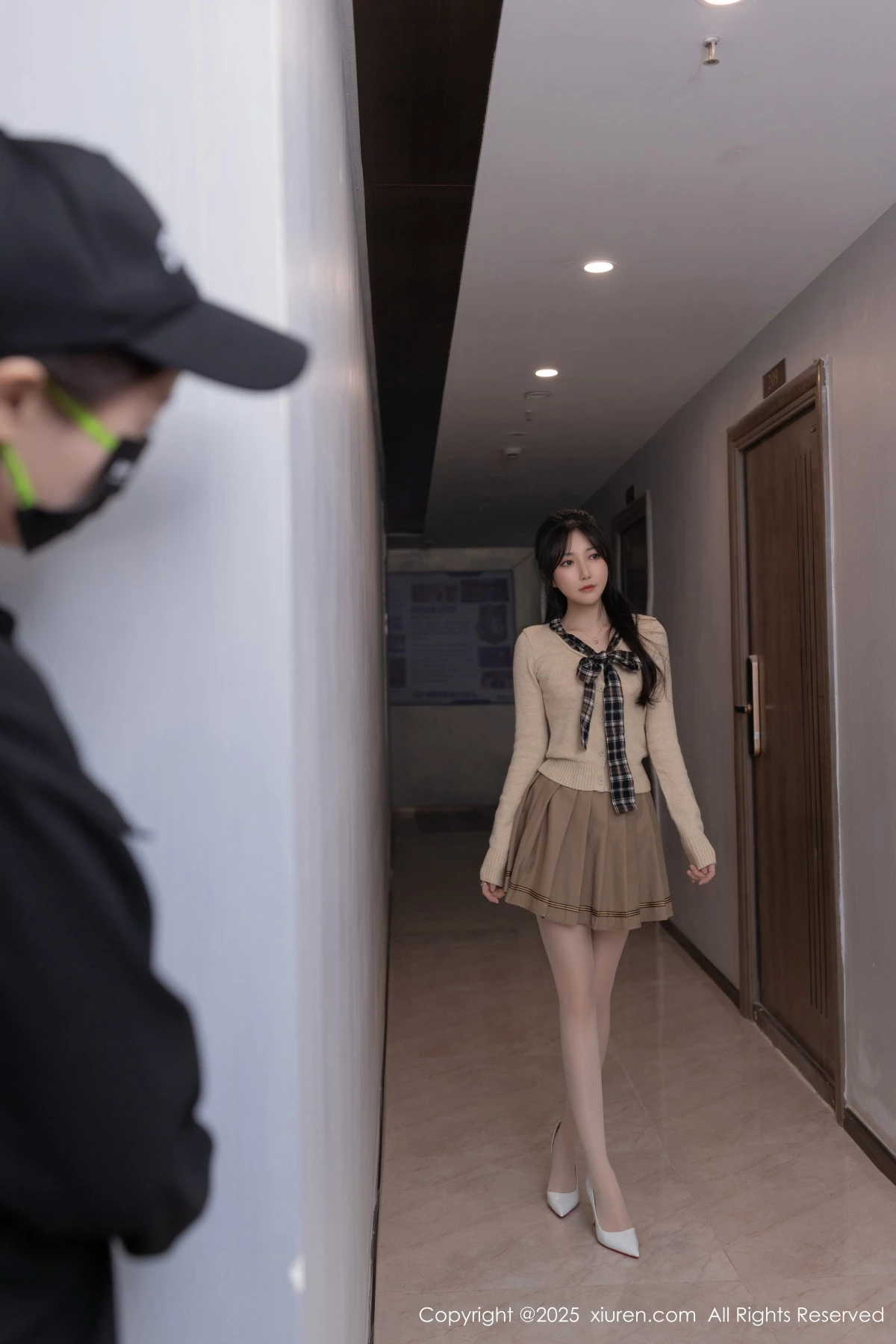 模特鱼子酱Fish性感浅色短裙配开档白丝秀曼妙身姿完美诱惑写真82P-第1章-图片1