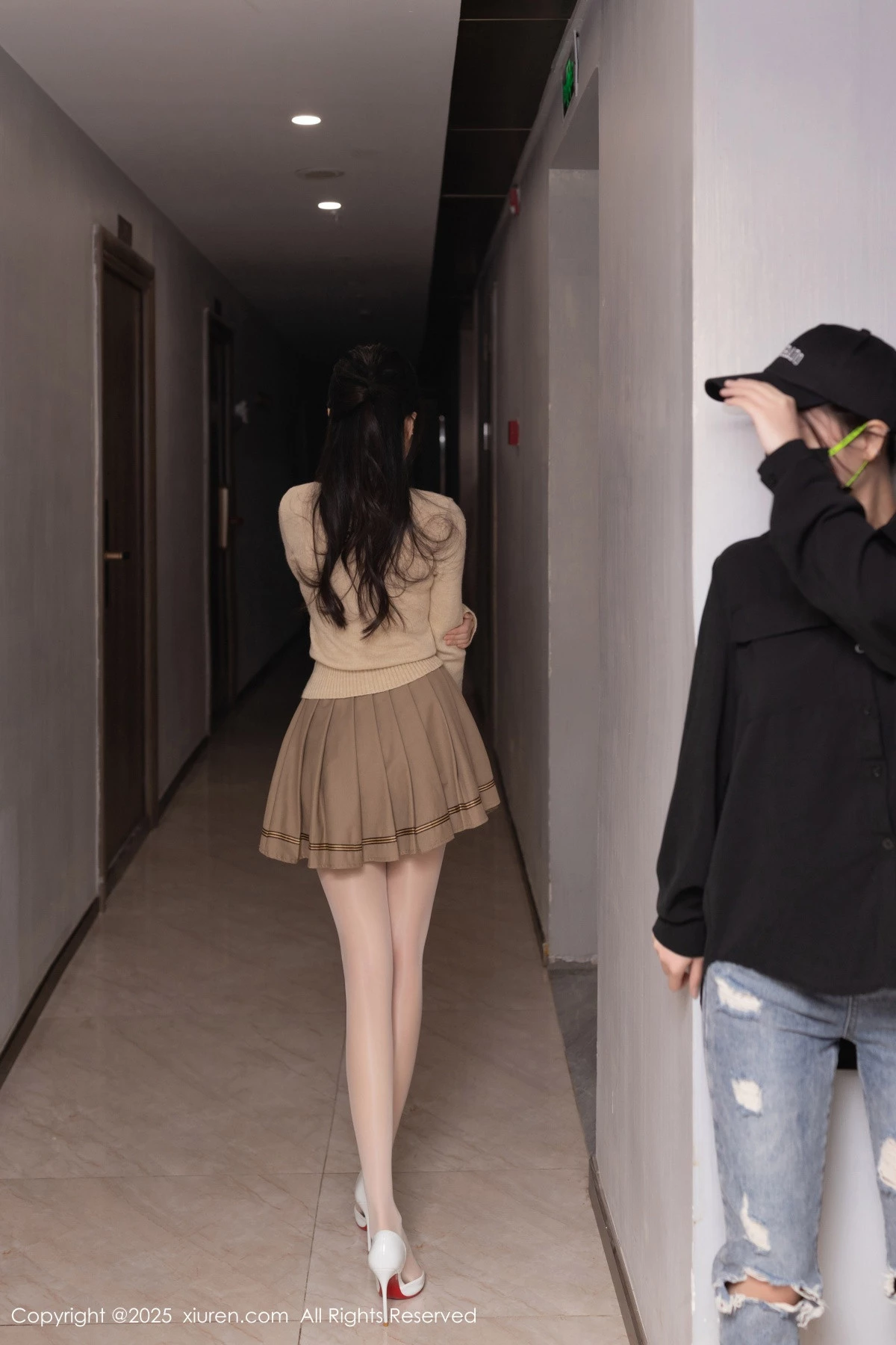 模特鱼子酱Fish性感浅色短裙配开档白丝秀曼妙身姿完美诱惑写真82P-第1章-图片2