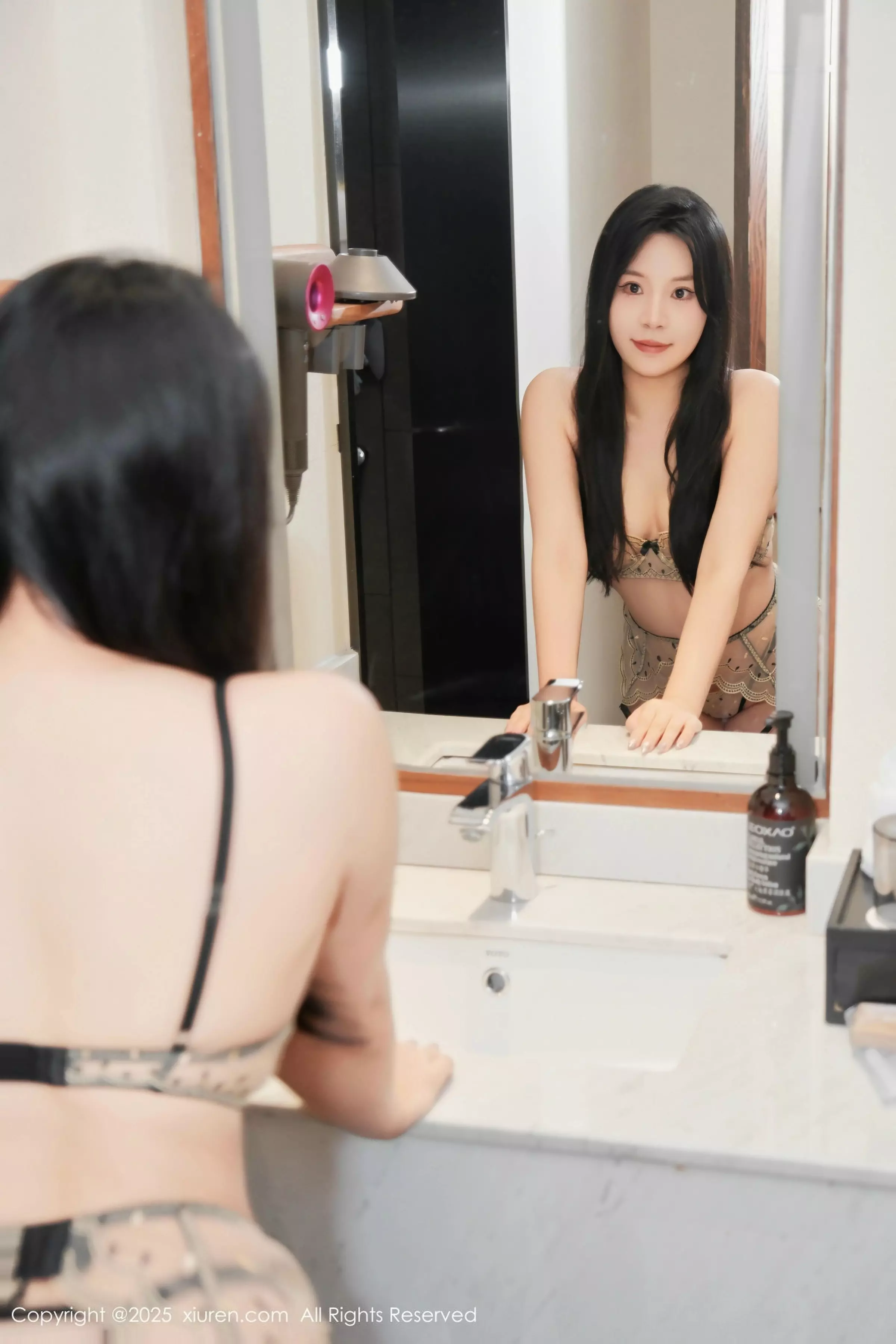 模特麦田性感浅色轻透情趣内衣配黑丝吊袜秀曼妙身姿诱惑写真65P-第1章-图片1