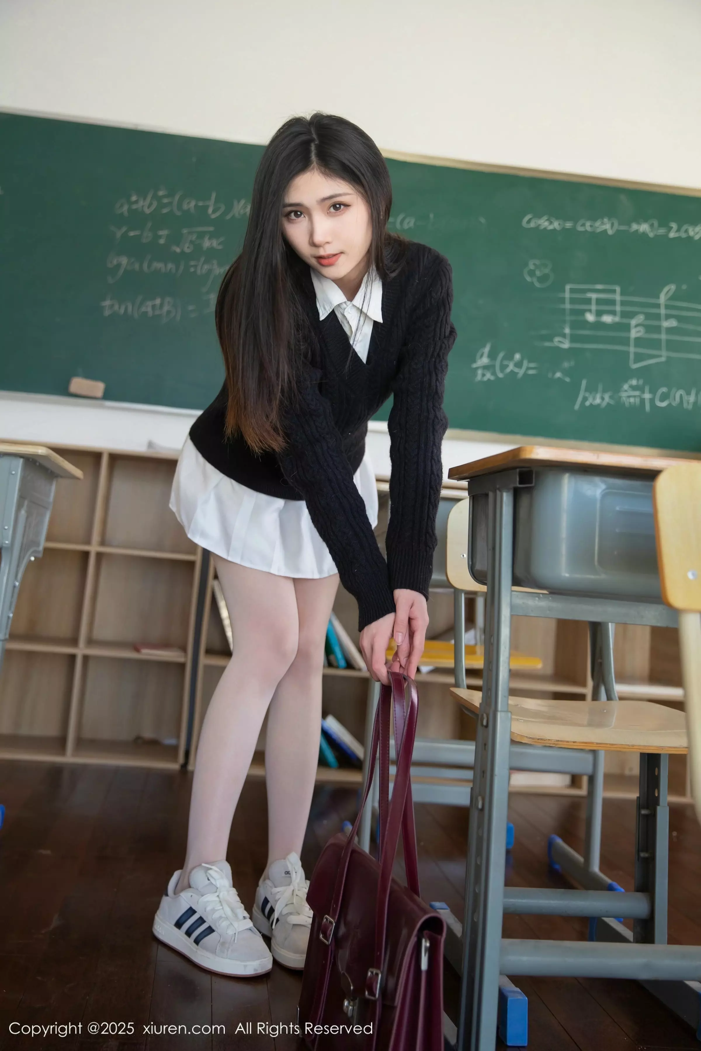 模特刘婷婷教室场景性感白色短裙配白丝袜秀完美身材诱惑写真80P-第1章-图片2