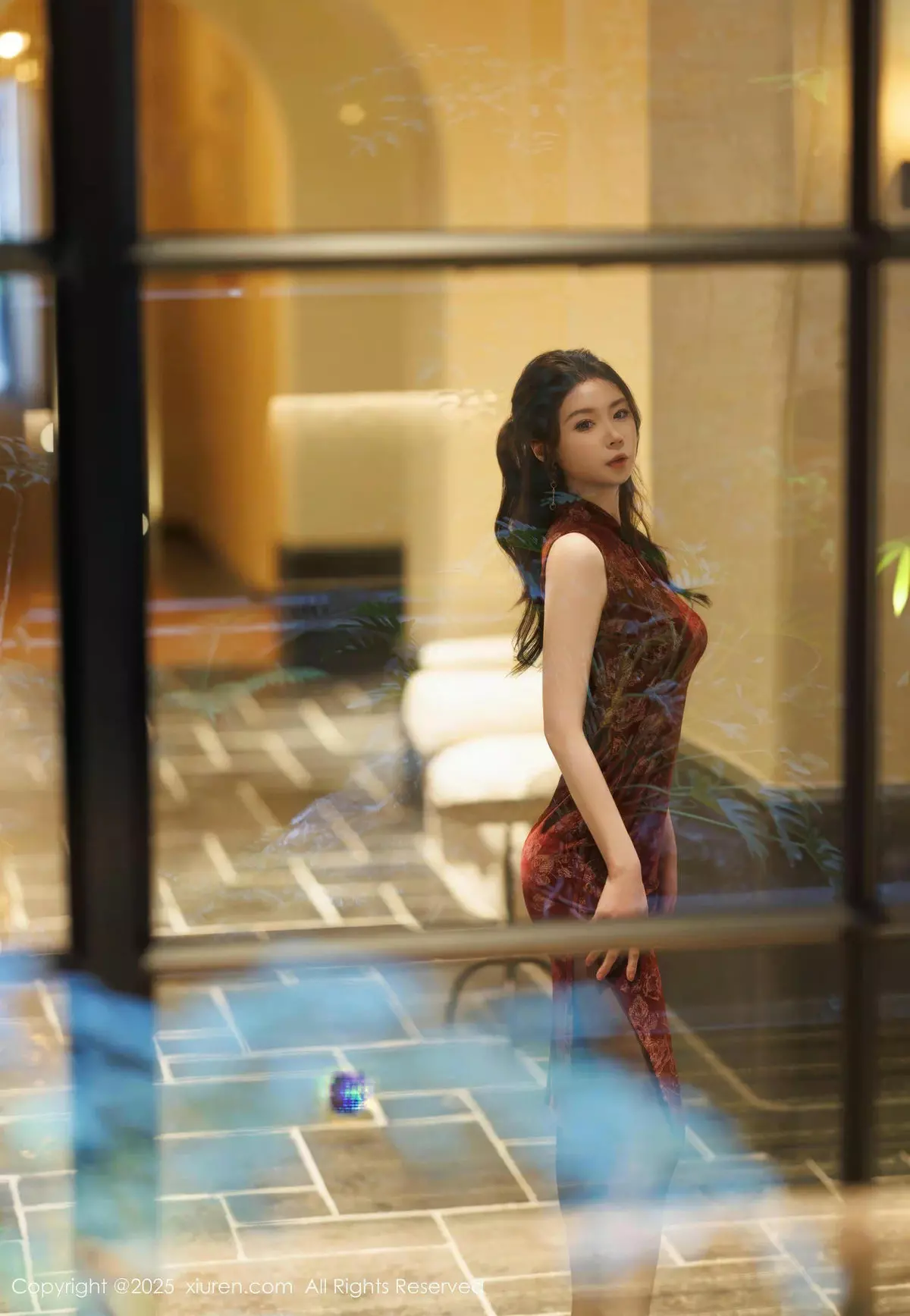 模特梦心玥红色旗袍露紫色情趣服饰配黑丝袜秀高挑身材诱惑写真82P-第1章-图片2