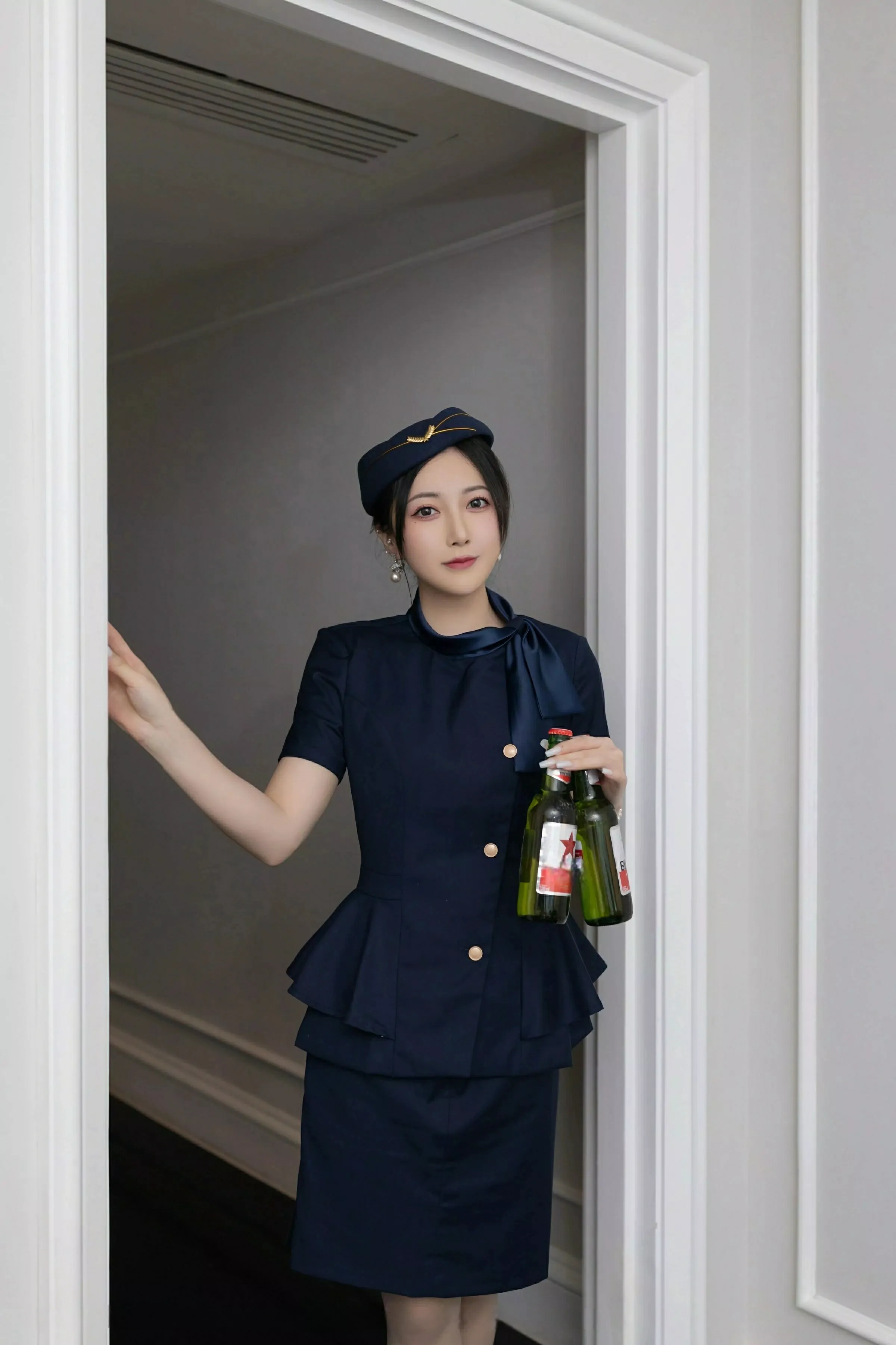 模特鱼子酱Fish性感空姐制服露白色内衣配灰丝袜秀美腿诱惑写真80P-第1章-图片1