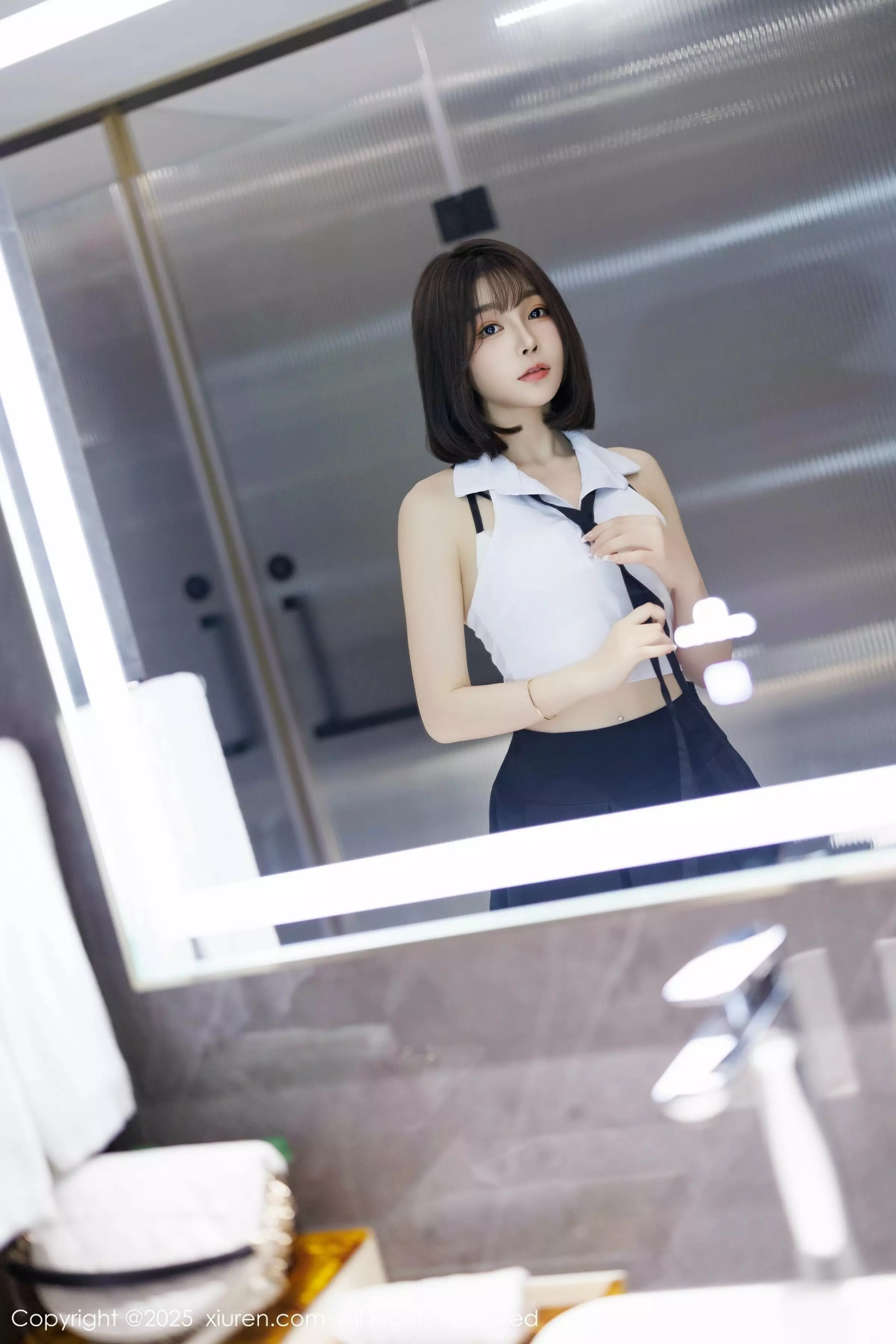 女神徐莉芝Booty性感白色上衣配黑色短裙秀曼妙身姿诱惑写真82P-第1章-图片1