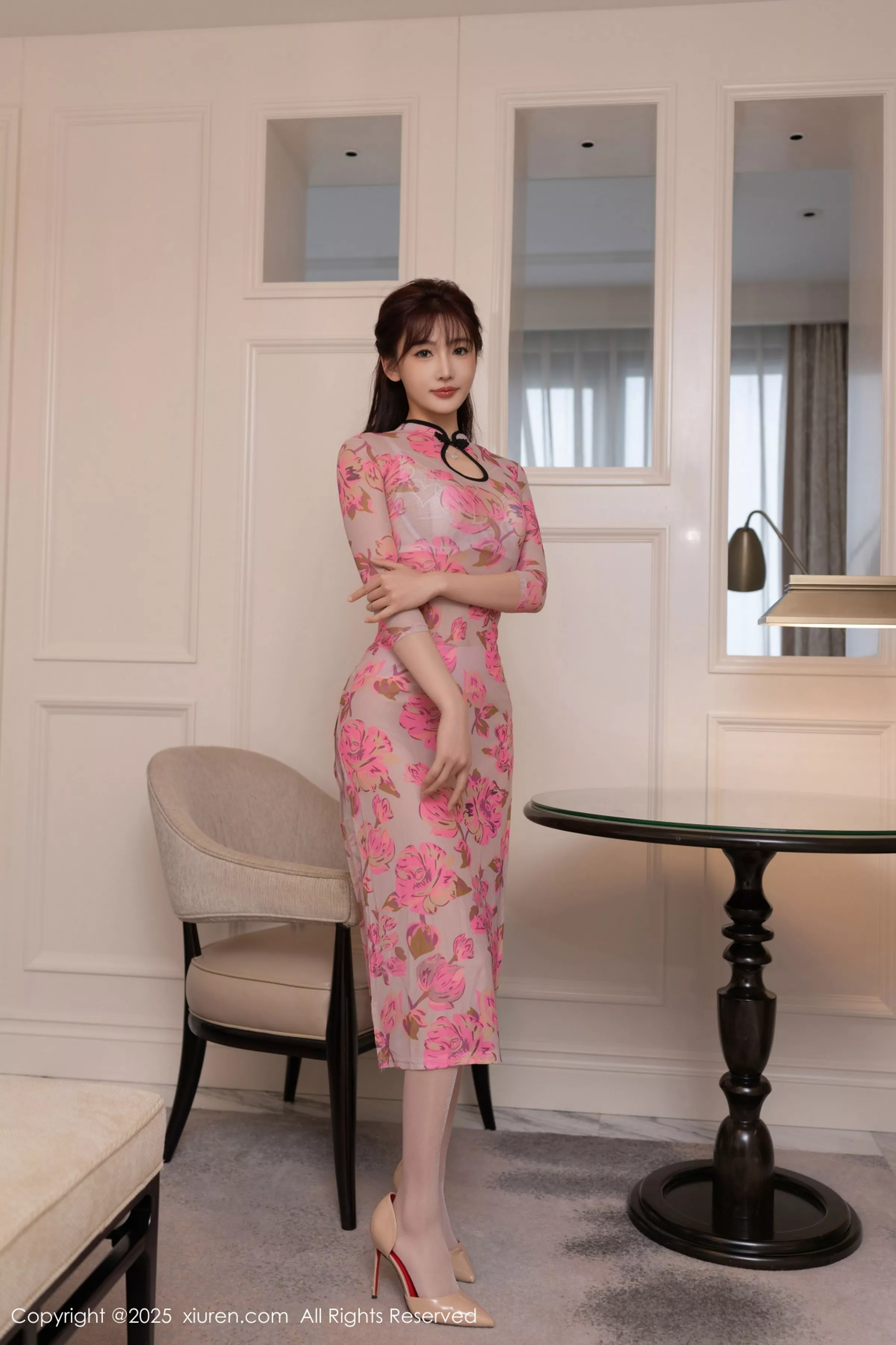 模特陆萱萱粉色旗袍露白色内衣配粉色丝袜秀柔美身姿诱惑写真80P-第1章-图片1