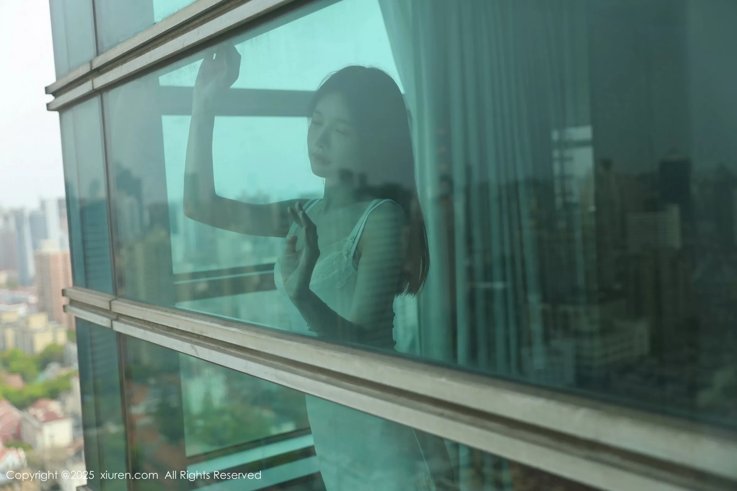 模特布丁wow性感白色连衣短裙配肉色丝袜秀完美身材诱惑写真80P-第1章-图片3