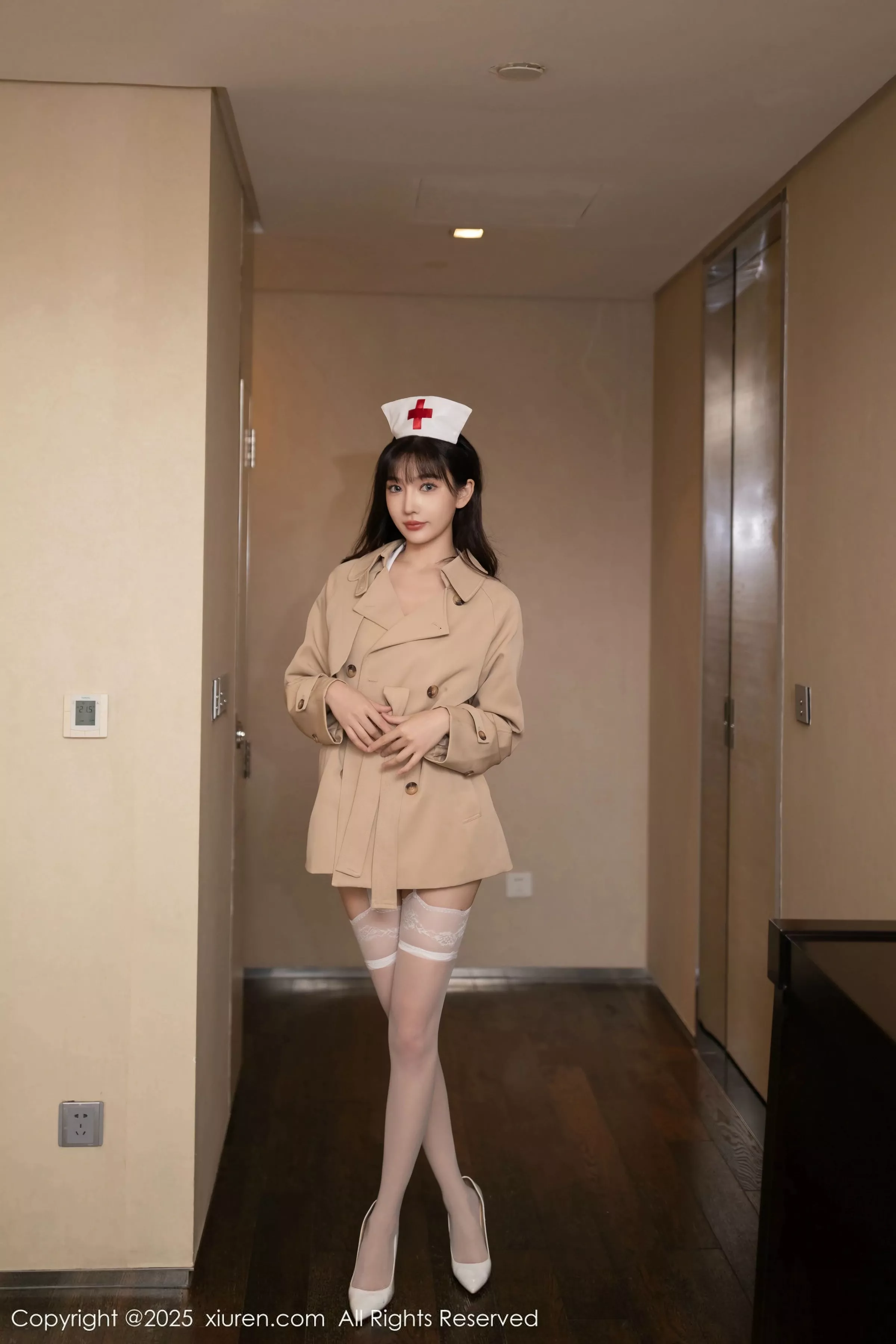 模特陆萱萱性感白色情趣护士服配白丝吊袜秀完美身材诱惑写真80P-第1章-图片1