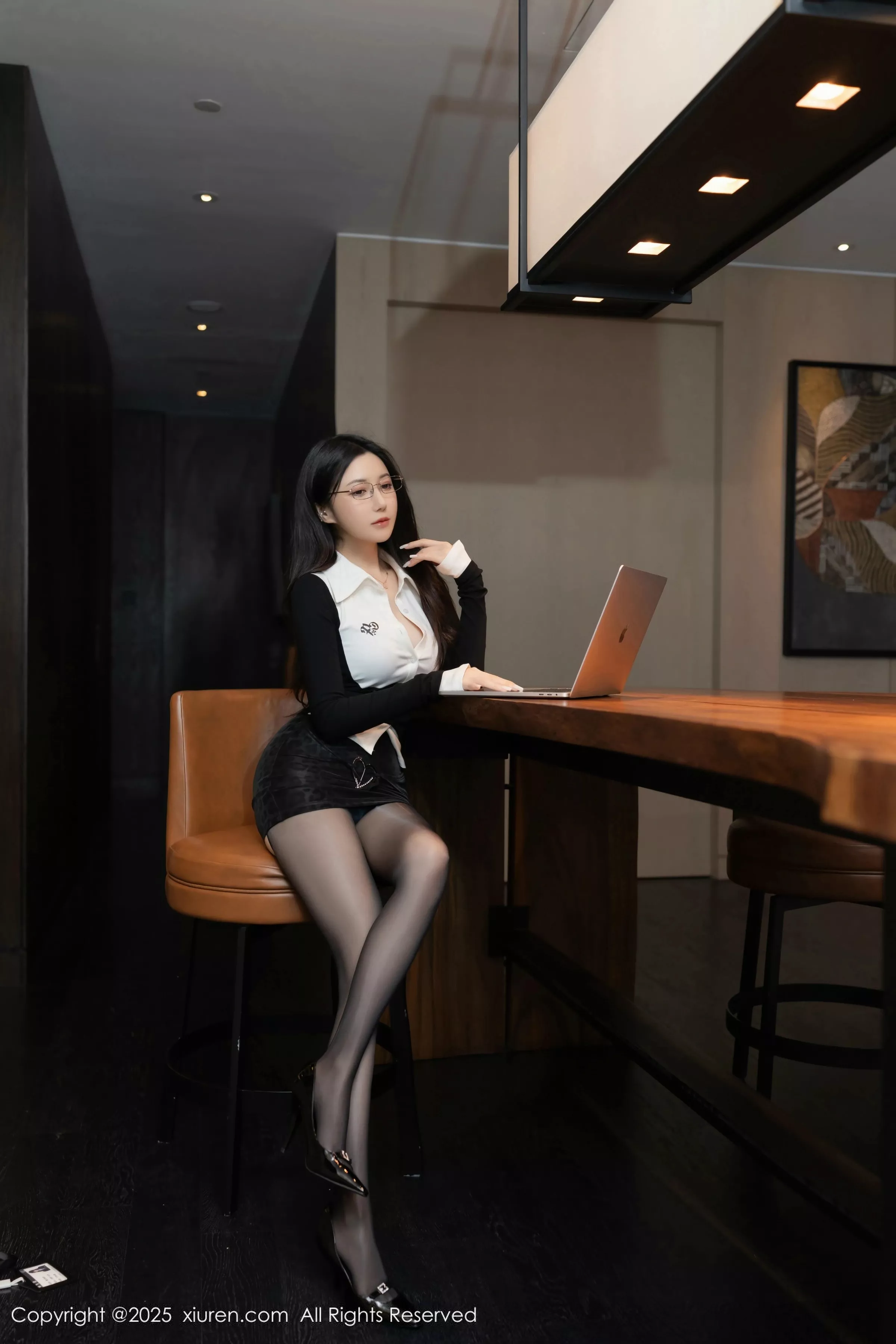 模特鱼子酱Fish性感黑色学生服饰配开档黑丝秀曼妙身姿诱惑写真80P-第1章-图片1