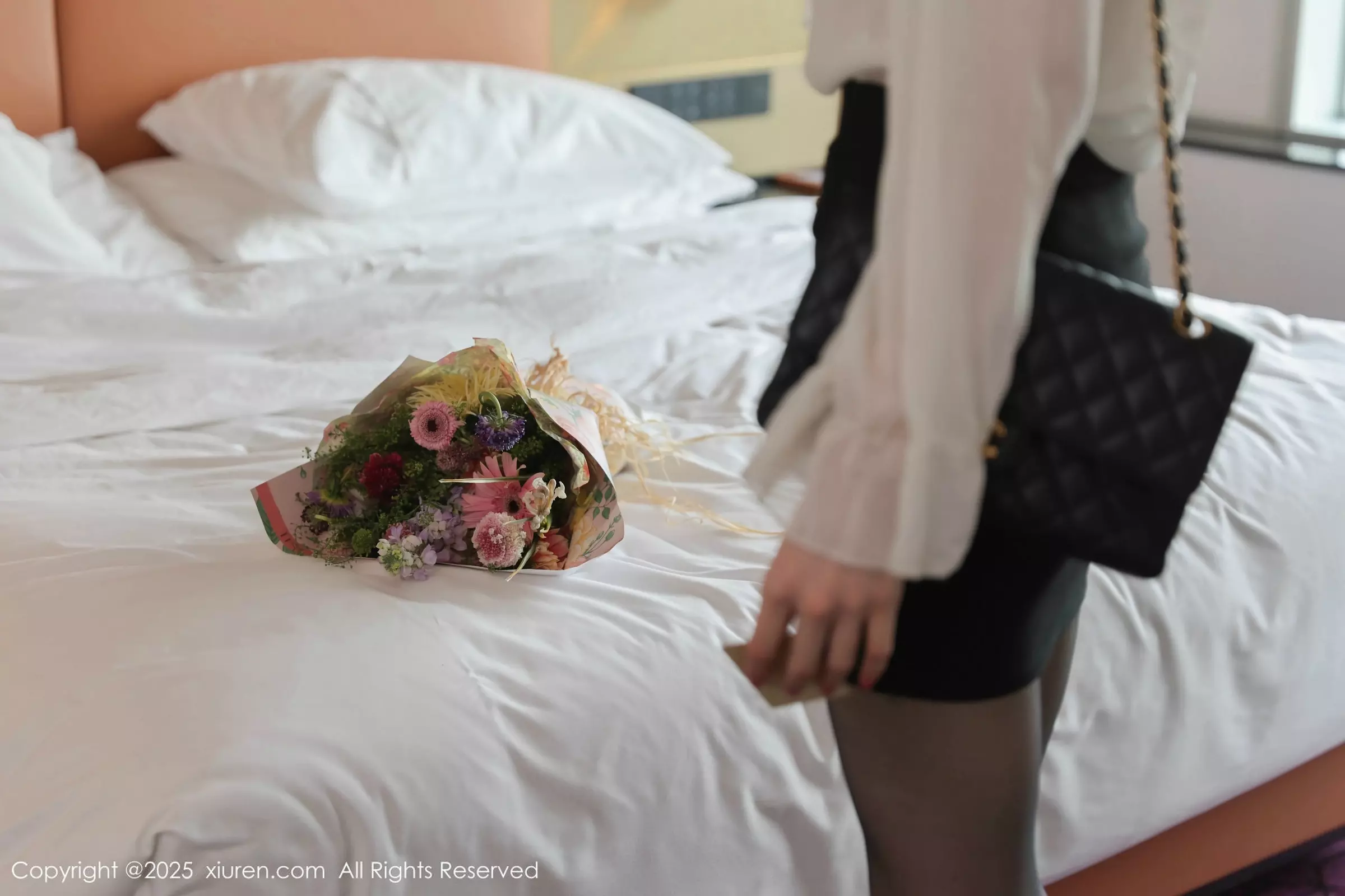 模特布丁wow性感白色上衣配黑短裙露超薄黑丝秀美腿诱惑写真80P-第1章-图片3