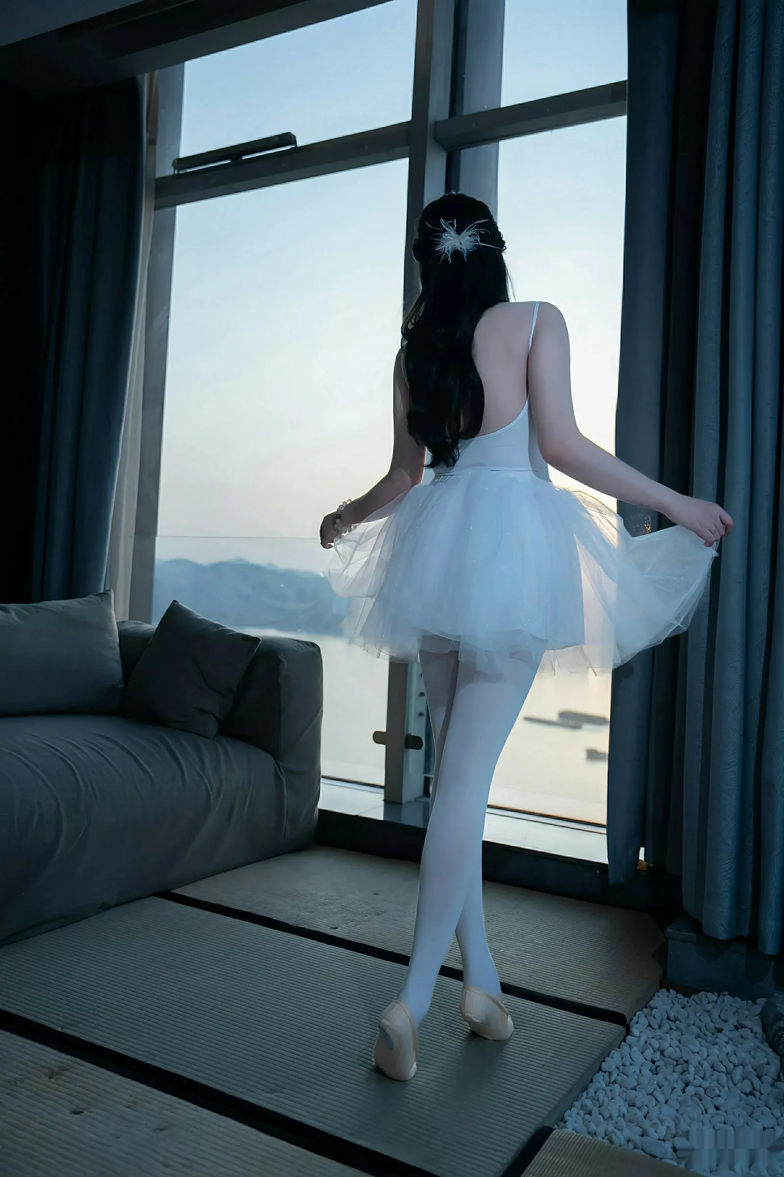 模特软情性感白色芭蕾短裙配白色丝袜秀曼妙身姿完美诱惑写真78P-第1章-图片4