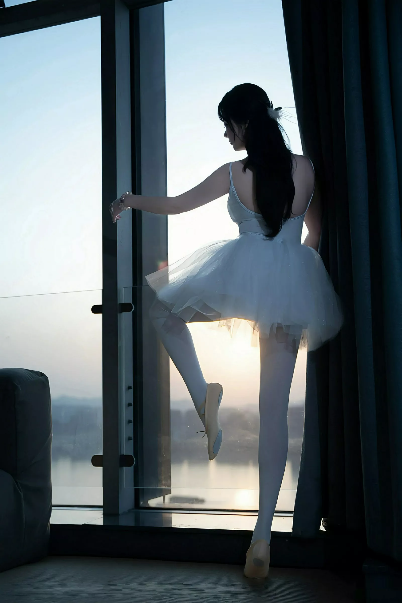 模特软情性感白色芭蕾短裙配白色丝袜秀曼妙身姿完美诱惑写真78P-第1章-图片1