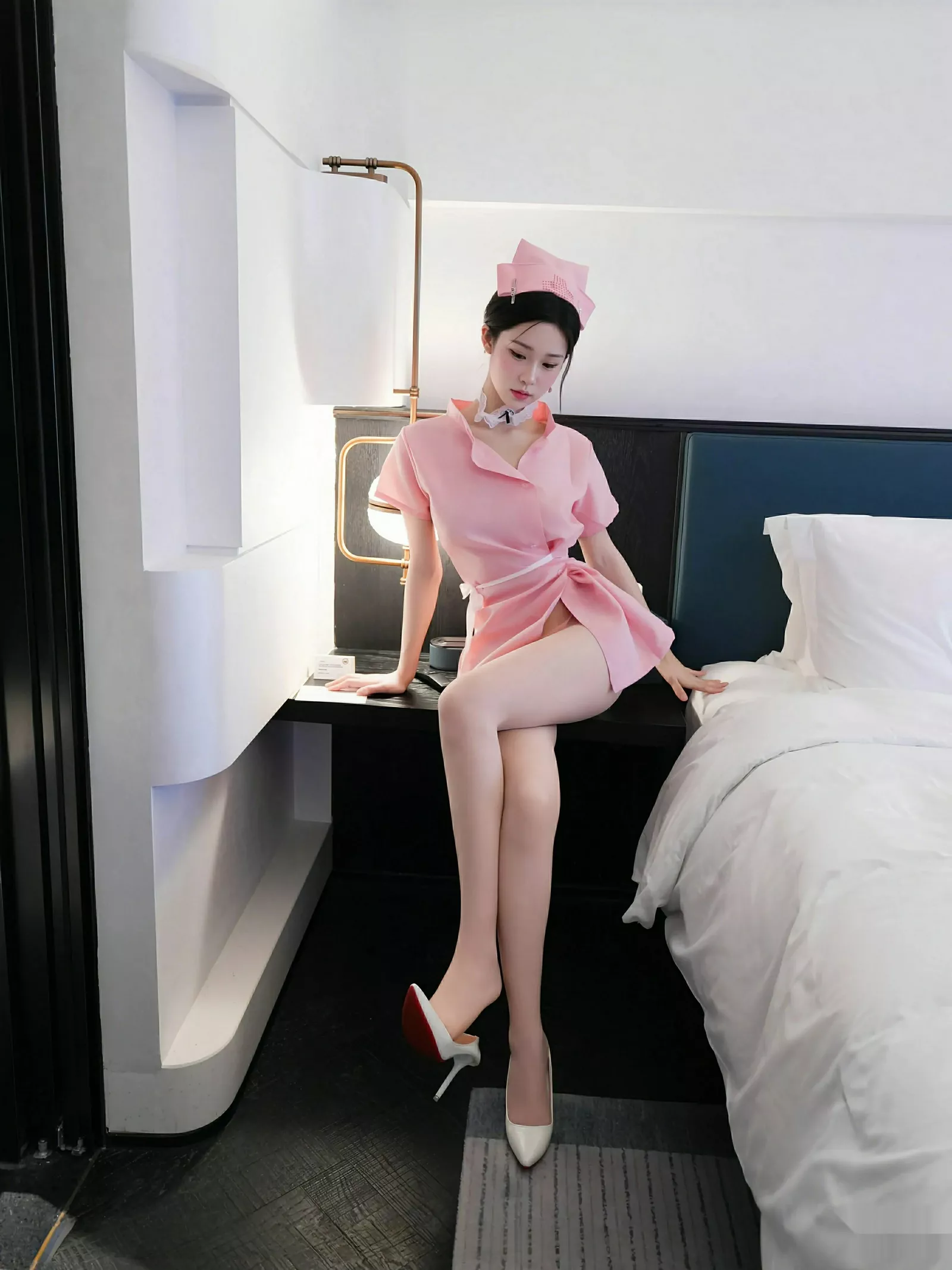 模特奶芙酱-EVA性感粉色护士制服配超薄肉丝秀曼妙身姿诱惑写真69P-第1章-图片4