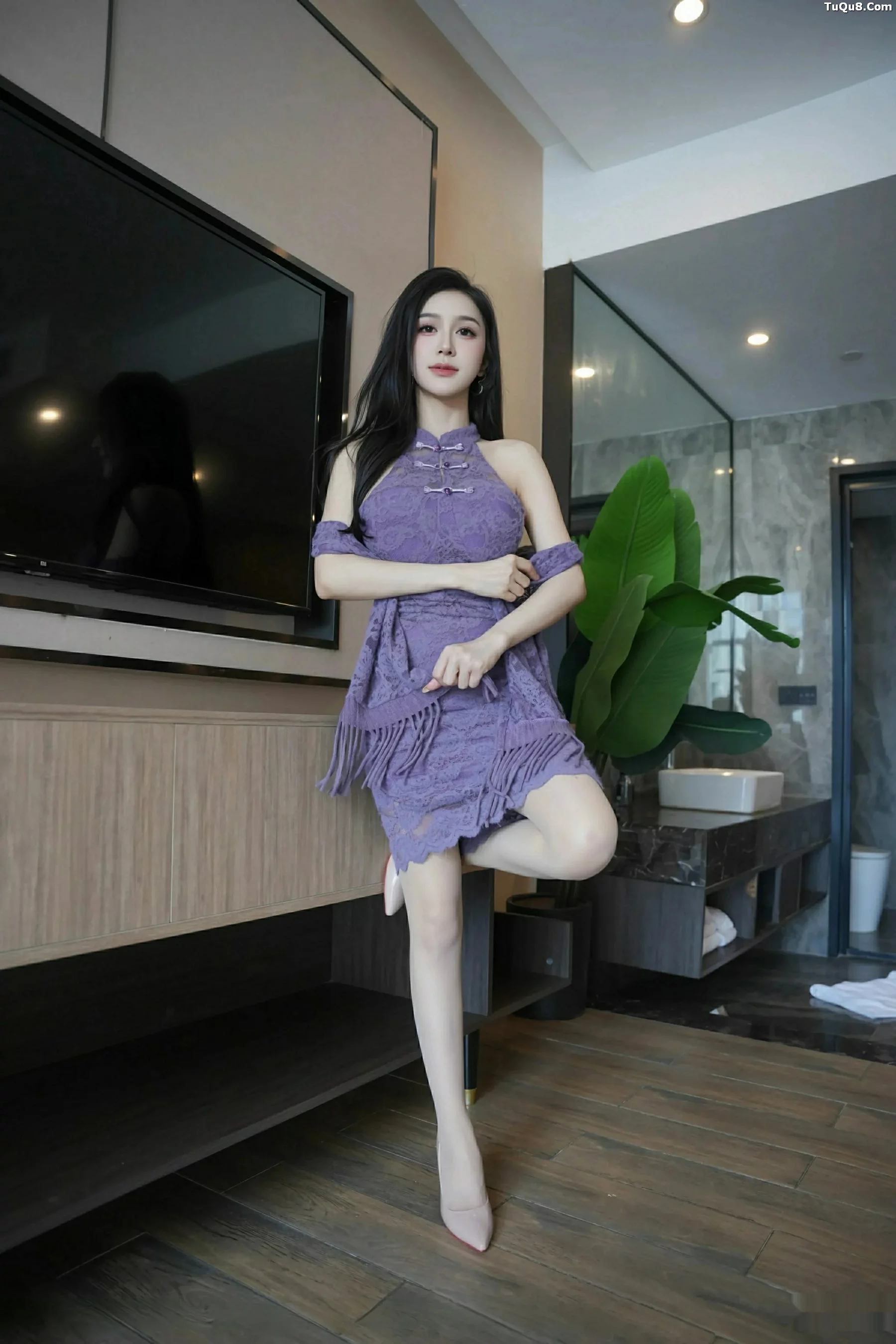 模特小阿娇Gill性感紫色连衣长裙配白色丝袜秀完美身材诱惑写真70P-第1章-图片1