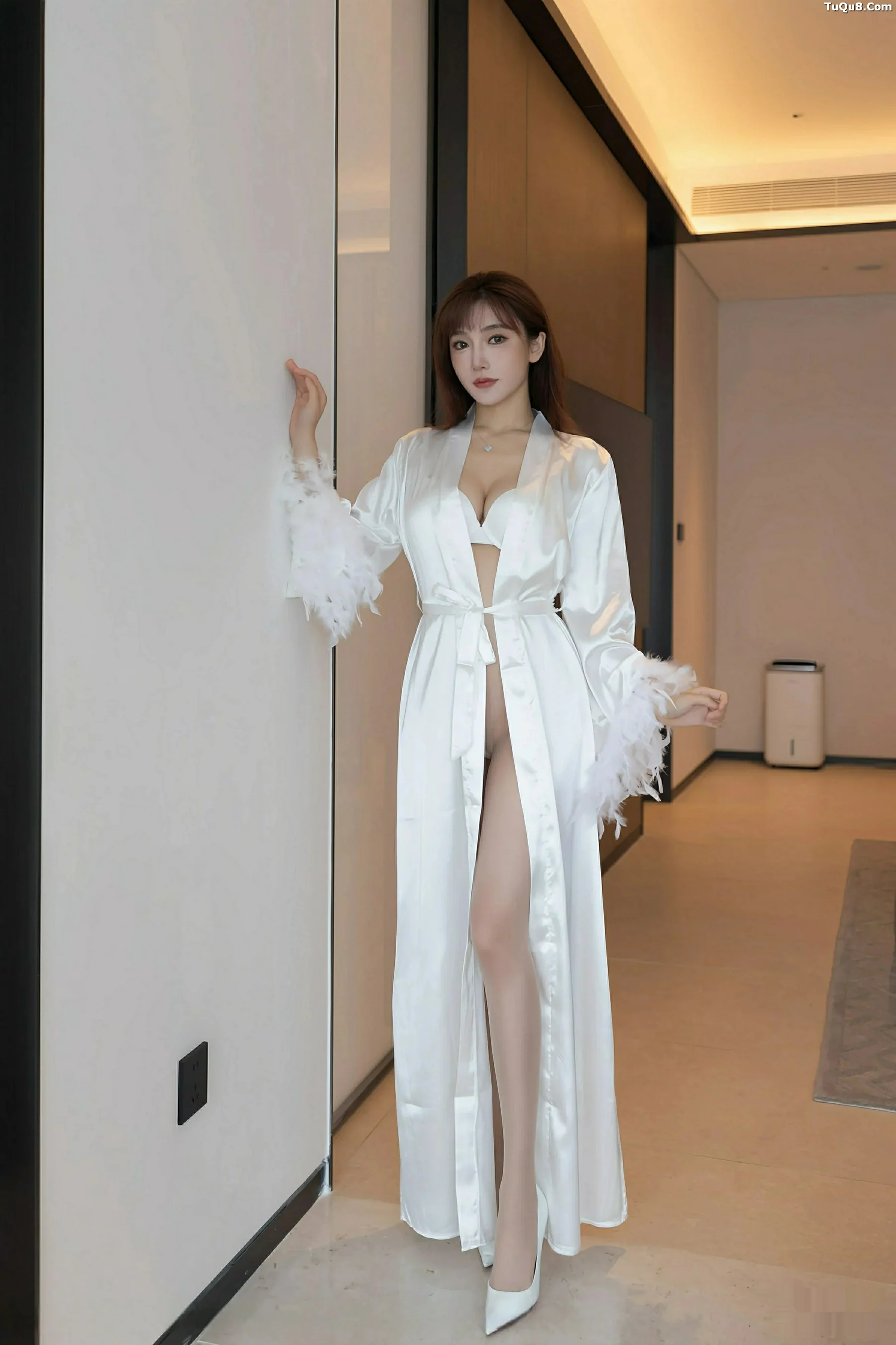 模特陆萱萱性感睡袍露白色内衣配超薄肉丝秀柔美身姿撩人诱惑写真71P-第1章-图片2