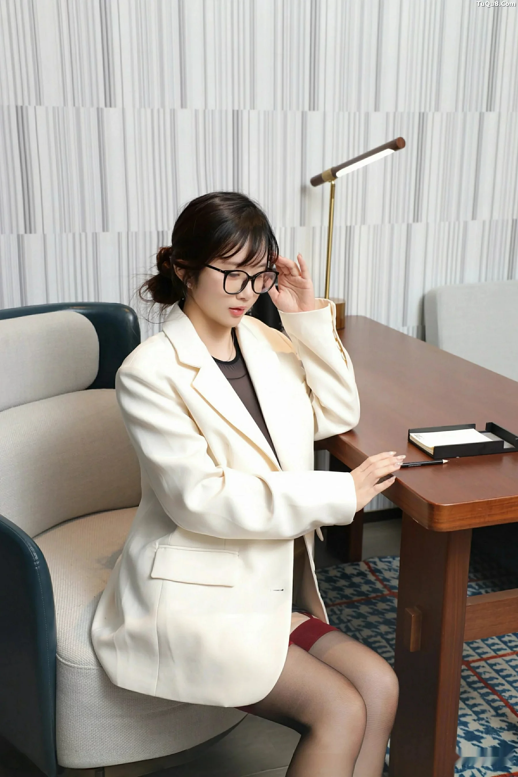 模特小肉肉咪性感白色OL服饰配黑丝吊袜秀凹凸身材迷人诱惑写真72P-第1章-图片4