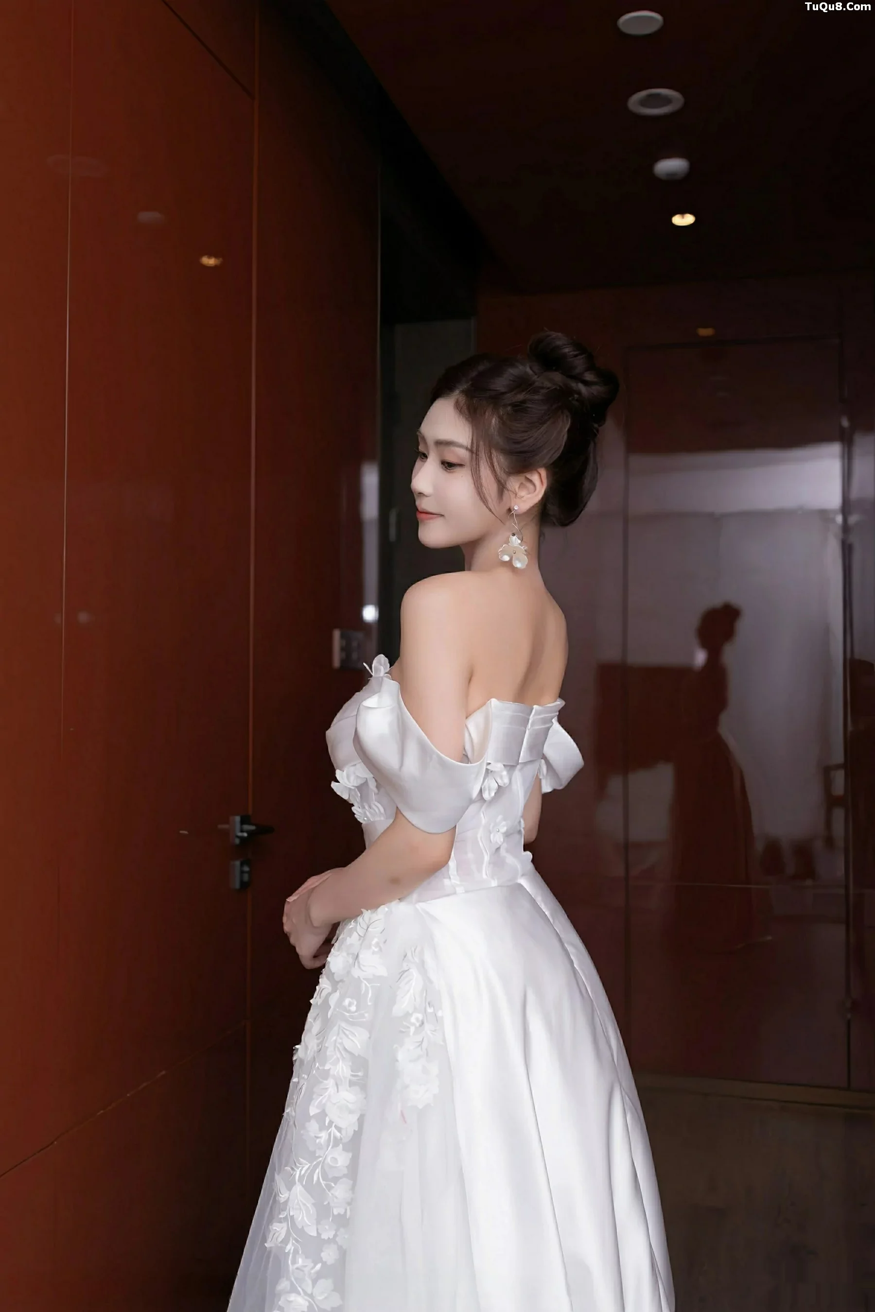 模特刘婷婷性感白色婚纱露白色内衣配超薄肉丝秀美腿诱惑写真80P-第1章-图片2