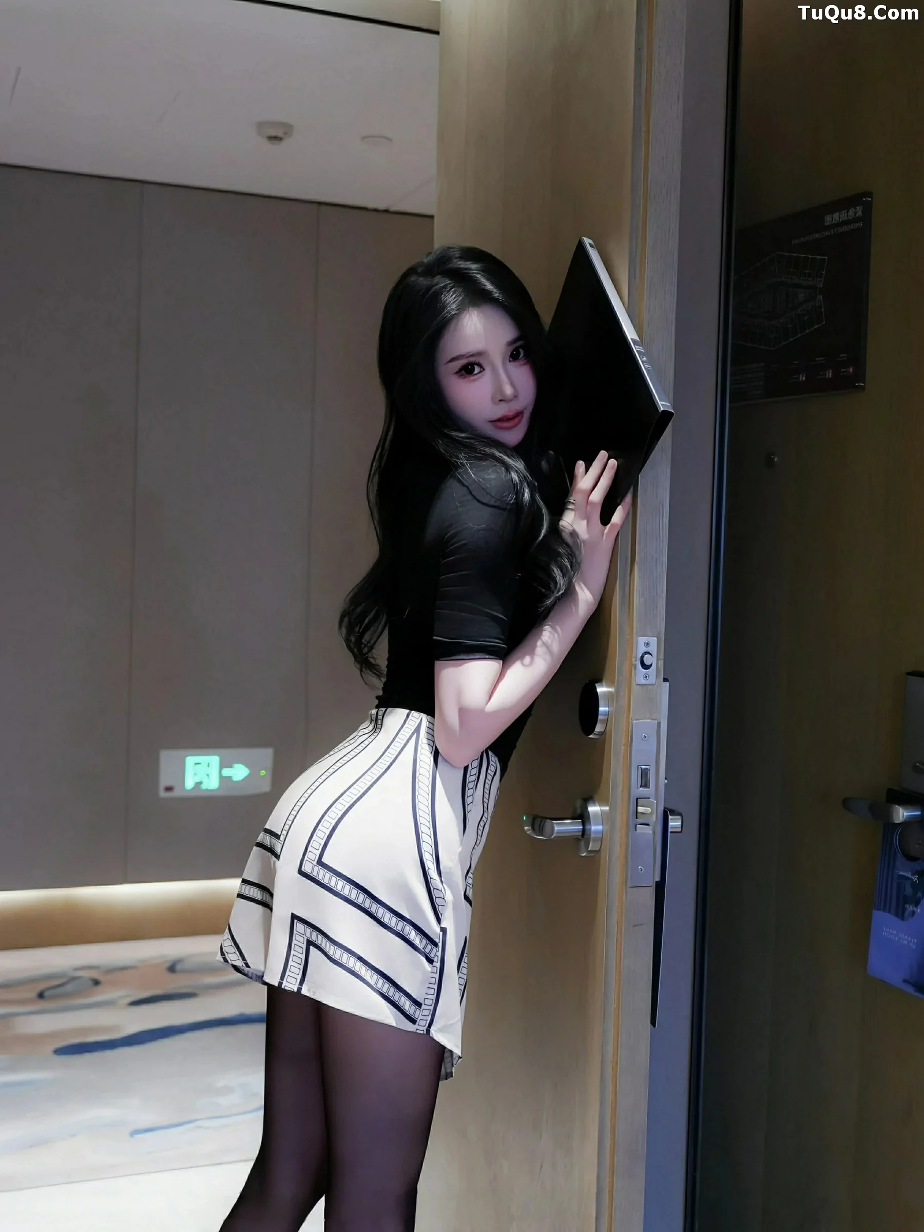 新人模特椰汁糯米姬性感黑色T恤配超薄黑丝秀曼妙身材诱惑写真80P-第1章-图片4