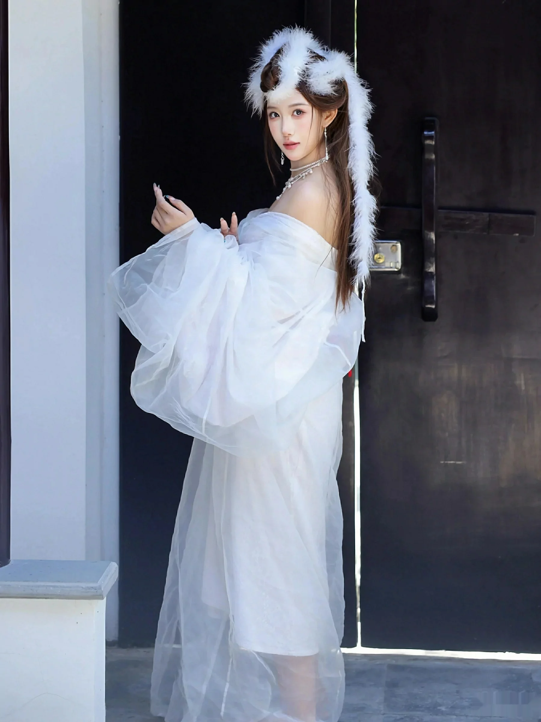 模特金允希Yuki性感白色锦毛鼠装扮低胸秀丰腴身材完美诱惑写真78P-第1章-图片1