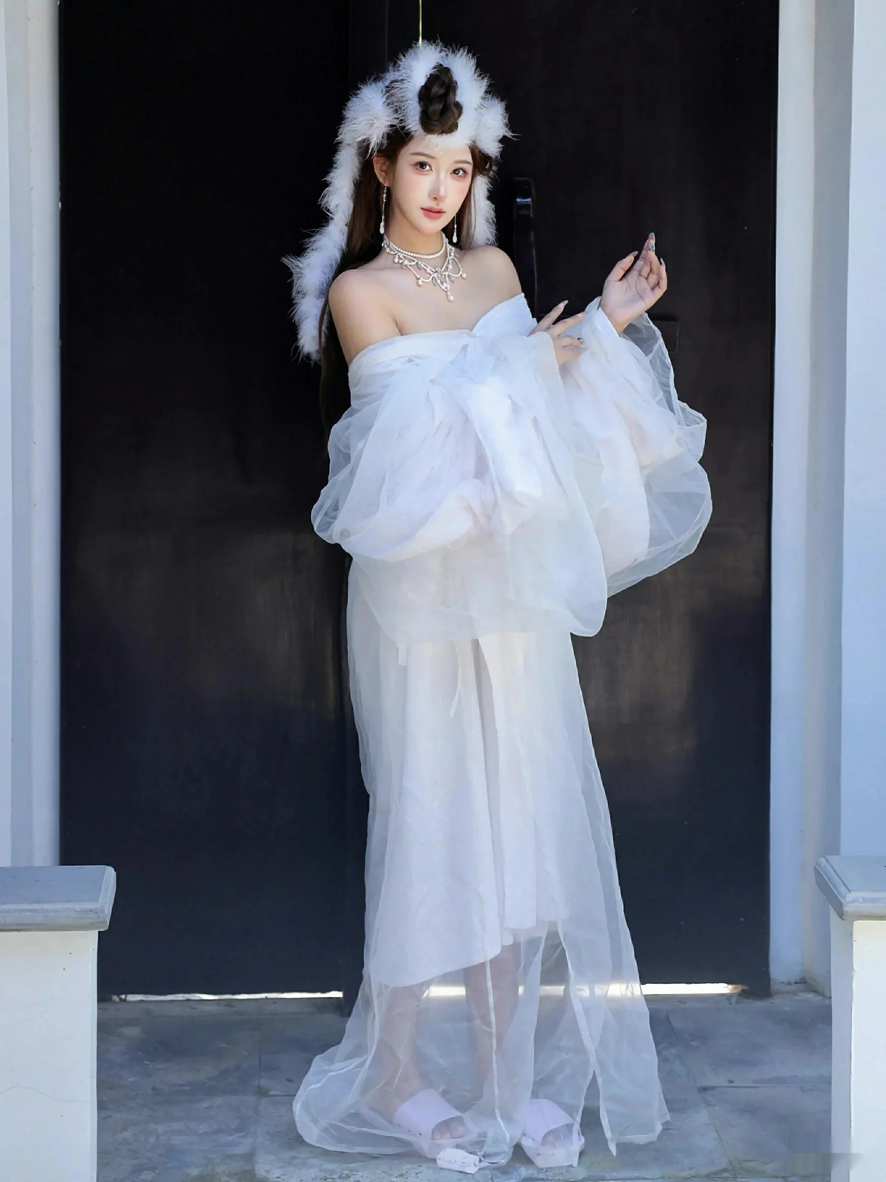 模特金允希Yuki性感白色锦毛鼠装扮低胸秀丰腴身材完美诱惑写真78P-第1章-图片2